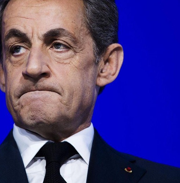 Sarkozy vainqueur les doigts dans le nez